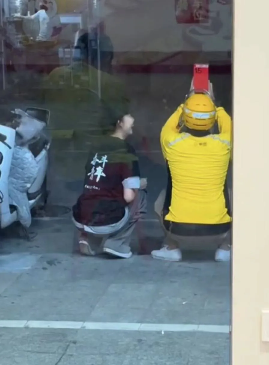 网友拍到蜜雪冰城打工的妹子，在门口偷偷给自己送外卖的男友送手机 图片 3