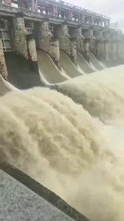胆子大的离谱，泄洪口都敢玩