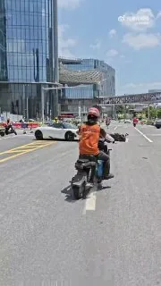迈凯伦超跑看样子是掉头的时候把外卖小哥给撞到了