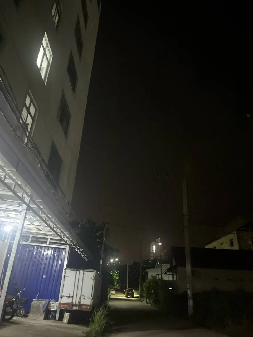 #群友吐槽：西港新山顶后面这栋楼 原本我是住在这的，结果啪的一下一帮人搬进来开工，导致我他妈的连夜跑路，最近警察天天在这逛，现在西港8月大检查还这么搞 竟然不让我安心，那就大家都不要玩