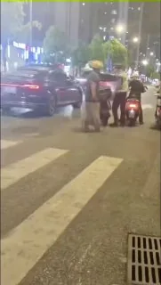 太猛了，警察照样揍👊