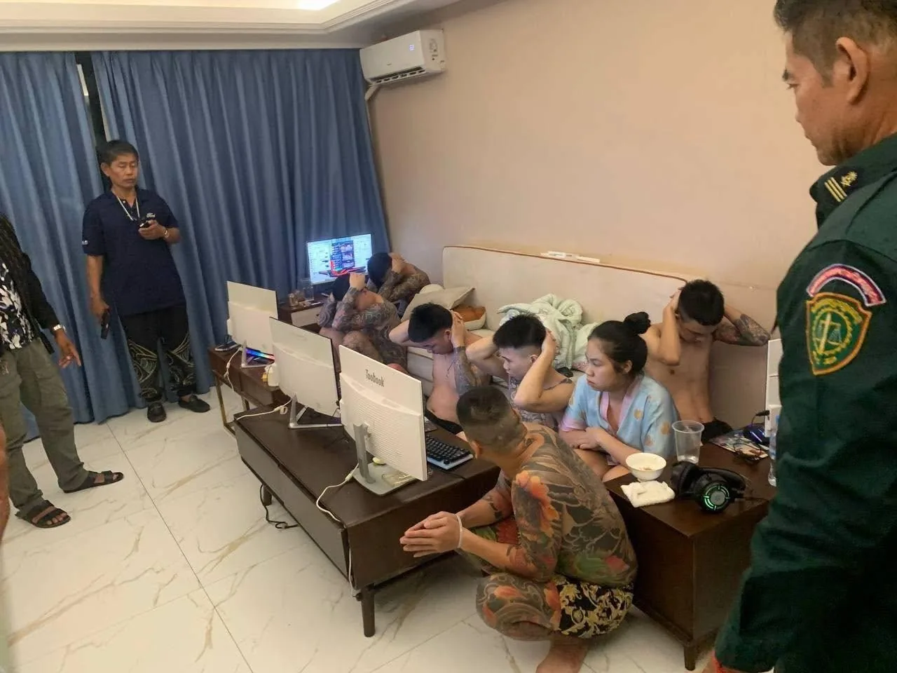 金边警方突袭抓获14名涉电诈越南籍人员 图片 2