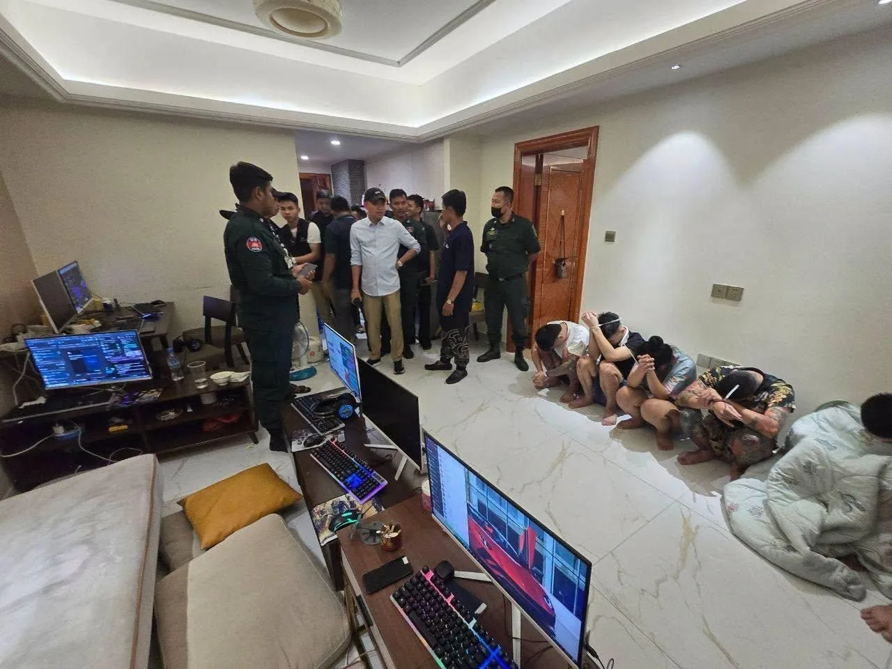 金边警方突袭抓获14名涉电诈越南籍人员 图片 4