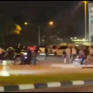 #群友投稿：马来西亚吉隆坡昨晚几个中国人推跟本地人干起来了，场面堪比古惑仔。东南亚最近很暴躁啊，哪里都在打架。