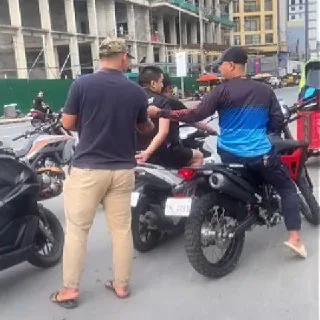 #西港刑事警方当街抓获一名外国人