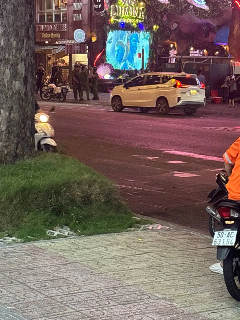 #群友爆料： 越南胡志明7郡美食街 至少有20个警察，沿街检查证件，兄弟们注意安全。