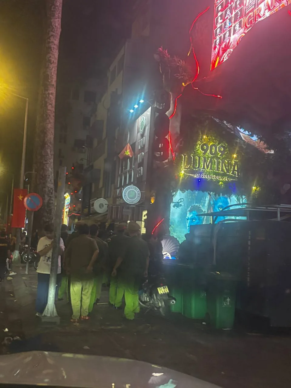 #群友爆料： 越南胡志明7郡美食街 至少有20个警察，沿街检查证件，兄弟们注意安全。 图片 2