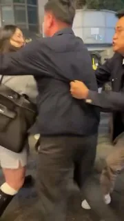 中国男子赴韩游，搭讪未果竟对韩女挥拳，瞬间引爆全网怒火。