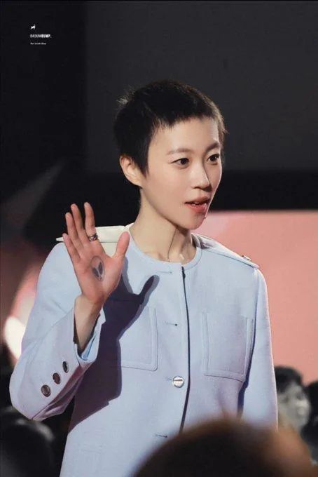 本人今天听了好几个炸裂的内娱瓜，最让我难以忘怀的还是周冬雨和王菲女儿窦靖童在一起过的，我一直以为周冬雨是直的…… 图片 2