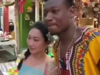 这是一位外国 黑鬼 留学生分享的视频，他发现中国人真的太热情了，去云南偶遇热情好客的美女们要求合影 #亚洲马桶