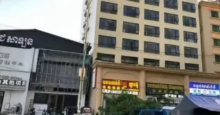 #补充视频：不少狗推从大楼里面跑出来，还有狗推又开始飞檐走壁了，路口也有警察怎么跑🤣