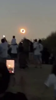 欧洲于当地时间12日迎来近30年来最壮观的天文盛事，数千万人仰望天空见证「日食」。西班牙部分地区出现短暂日全食，白昼瞬间陷入黑暗。
