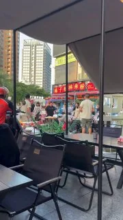 仙女大战，摆个摊而已，不用斗殴吧？