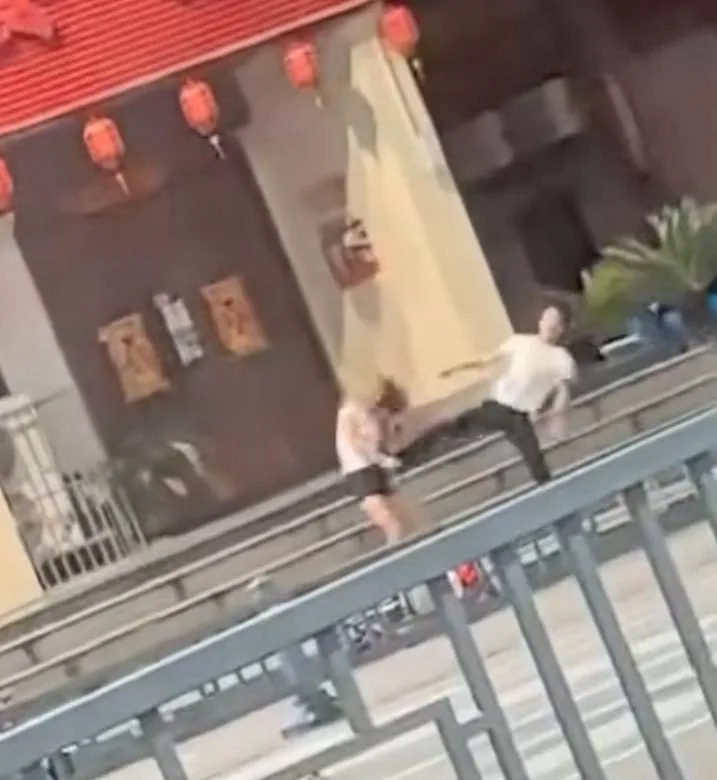 #渣男 #打女人 #一脚踢飞 😅😅😅