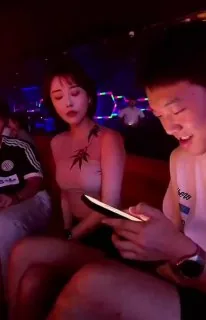美女：看着你借不到钱我也难受啊
