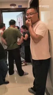 一起上门讨债，结果被债主儿子泼水和吐口水驱赶🥹