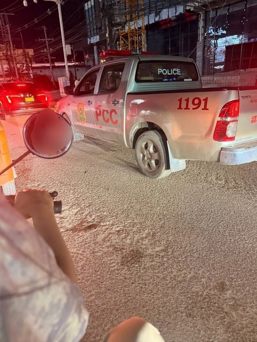 #网友反馈：老挝万象三江盛大门口这条街有很多当地的警察，现场各种拦车，连电瓶车都拦下来检查，大家注意安全，没有证件的，不要出来了。