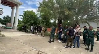 🇰🇭柬埔寨干拉省乡下庄园开展清查行动，大批执法人员进入院落入户核查人员信息，现场带走不少外籍人士。