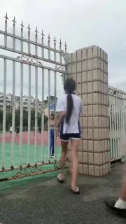 胸大是累赘 女学生 逃课