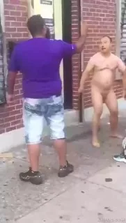 在国外脱了衣服和人家干架  #猎奇 #裸体