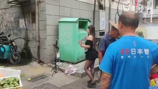 网络主播无处不在！居民买菜还能看段表演，挺好