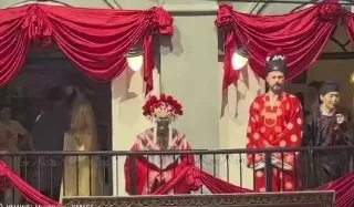 一美国游客在华旅游，被拉上台参与一古装节目表演。因为发现该古装节目是中国古代结婚仪式，其妻子勃然大怒，对其老公拳打脚踢，台下观众爆笑。🤣🤣