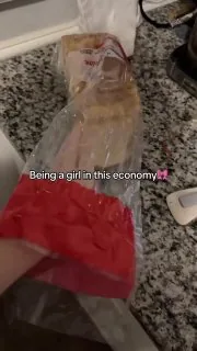 OnlyFans 创作者开始售卖印有她们脚印的面包，这种疯狂的举动让她们每月能赚取高达 5000 美元的收入。