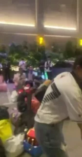 #网友反馈 西港东湖赌场今晚有不少中国和柬埔寨员工连夜搬走。