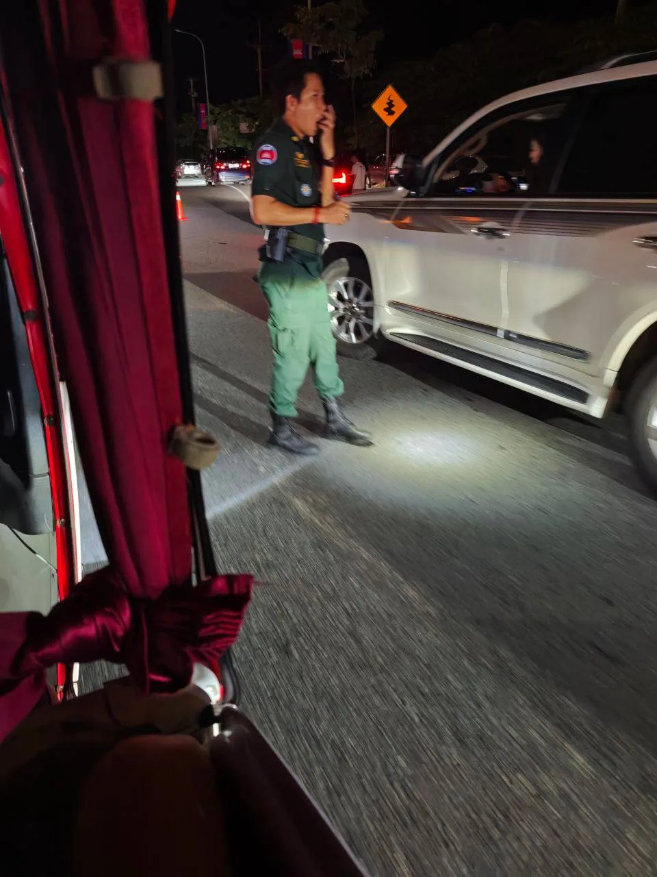 #西港双狮和红灯笼中间靠近圆盘在查车