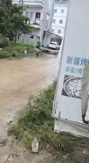 #网友投稿 西港 红灯笼后面 正在上门查水表 警察一家一家的上门排查