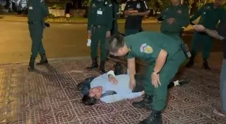 #网友投稿 今日凌晨 金边一男子在天桥下昏睡 引来了一群警察围观 其摩托车也在马路停放 随后男子被警察叫醒并带回警察局
