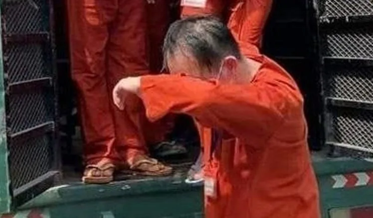 2.4万美元，他把同胞卖到了园区