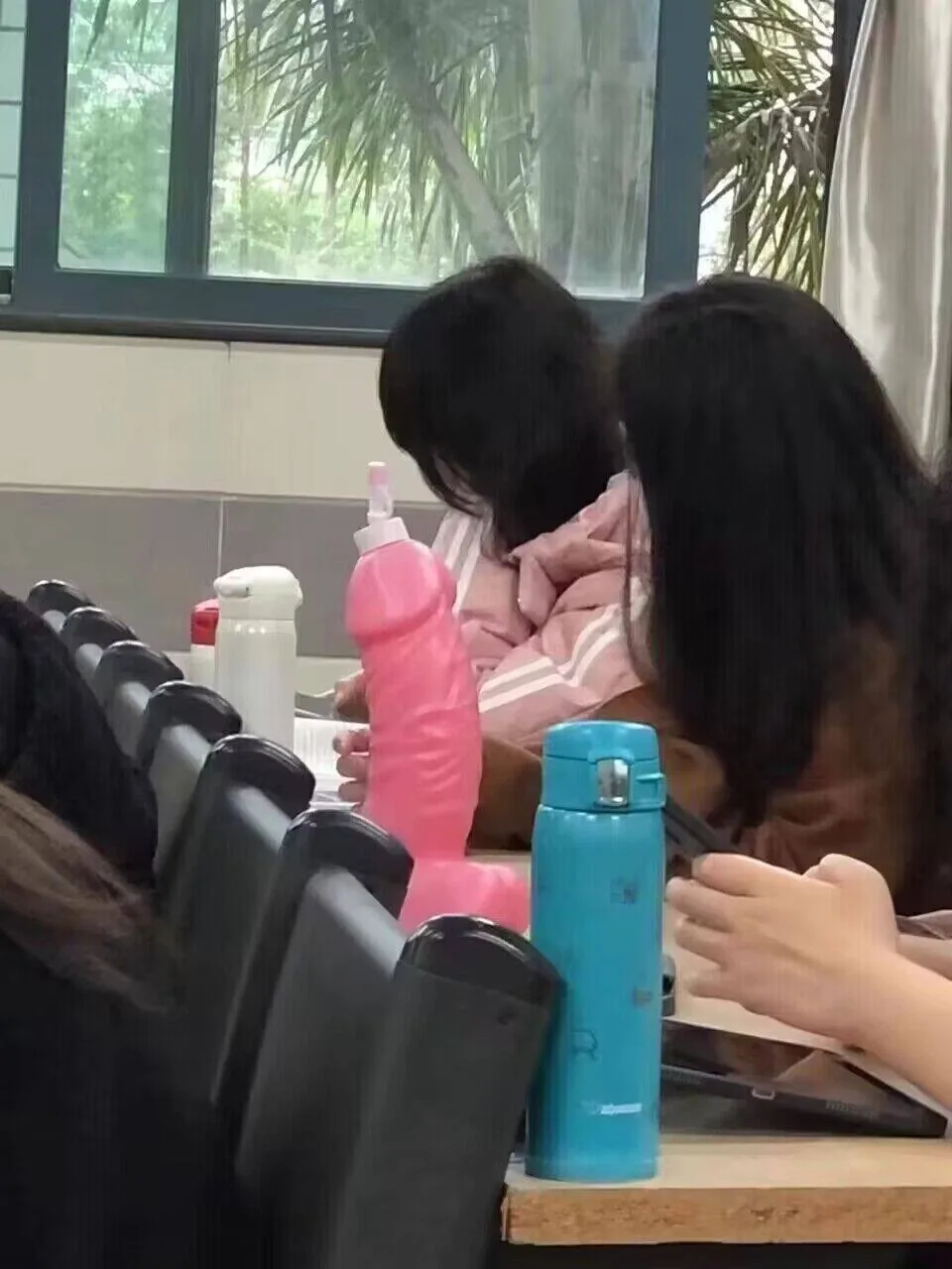 女同学的水杯