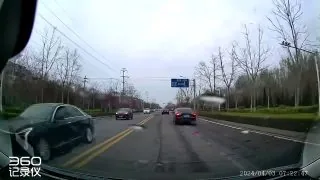 山东东营，车辆正常驶入左转车道，一辆直行车突然实线变道，左转车被撞到对面车道。