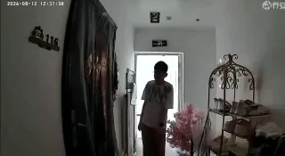 看着年纪不大  怎么会有这种癖好呢 #扫楼 #恋物 闻鞋子