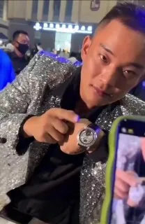 他实则看表 寓意生命时间倒数了🍃