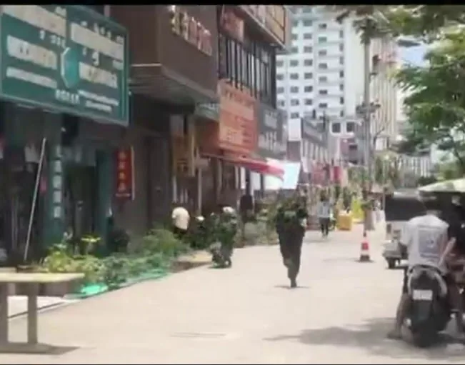 #网友反馈：西港手佳江南和红玫瑰酒店被围了，警察已经进去了不少，看样子里面有违法活动。 图片 2