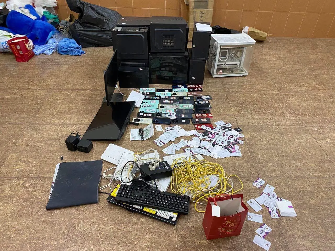 #金边雷西郊区查获两处电诈窝点 抓获4名涉案人员 图片 6